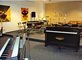 Musikraum mit Instrumenten