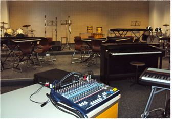 Musikraum mit Instrumenten